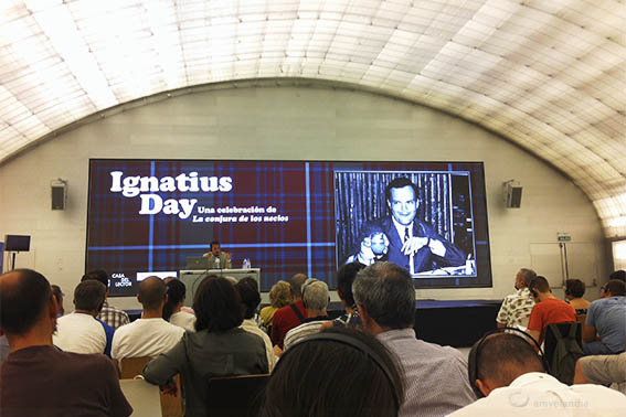 Fotografía de un momento de la conferencia de MacLauchlin, es de https://amvelandia.wordpress.com/